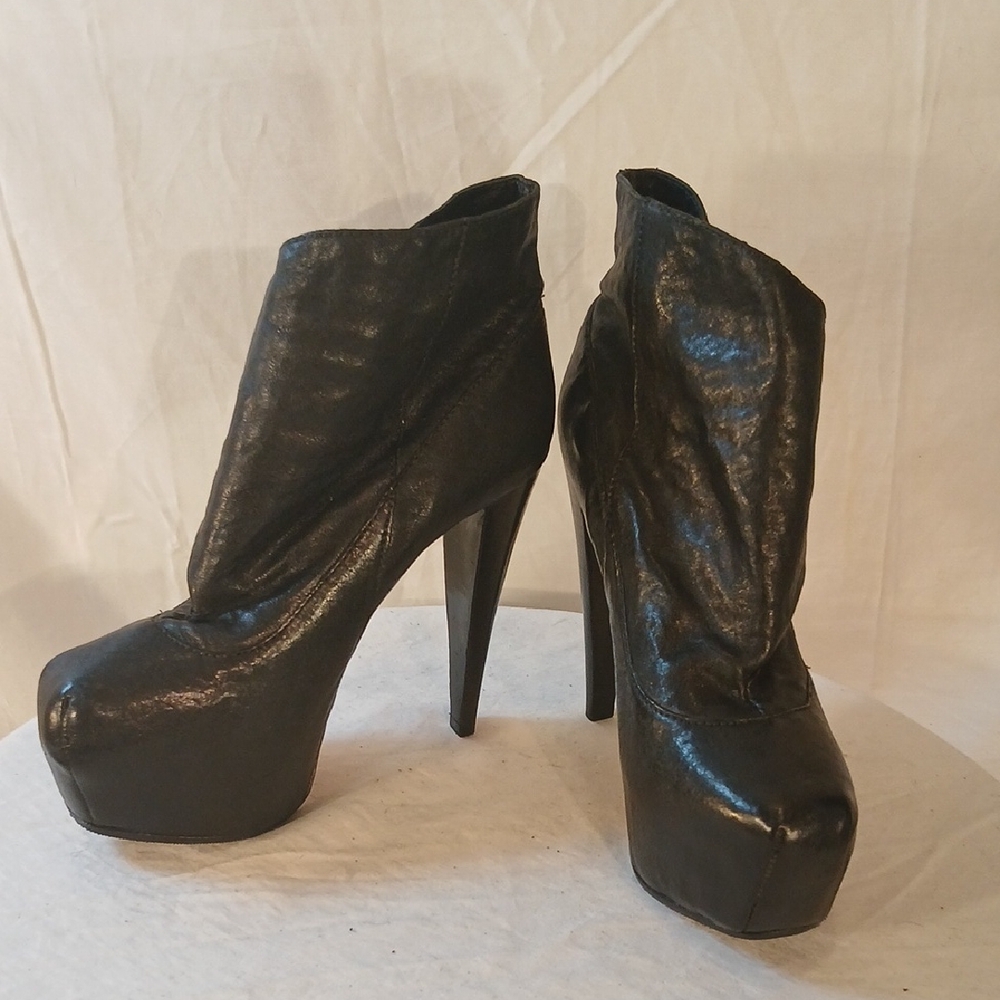Stunning Like New Alice + Olivia Black Leather Platform Stilleto Booties